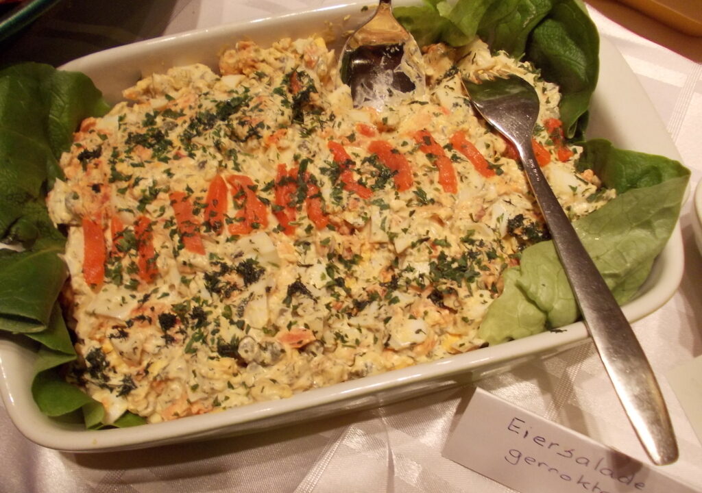 Eiersalade met gerookte zalm en crème fraîche