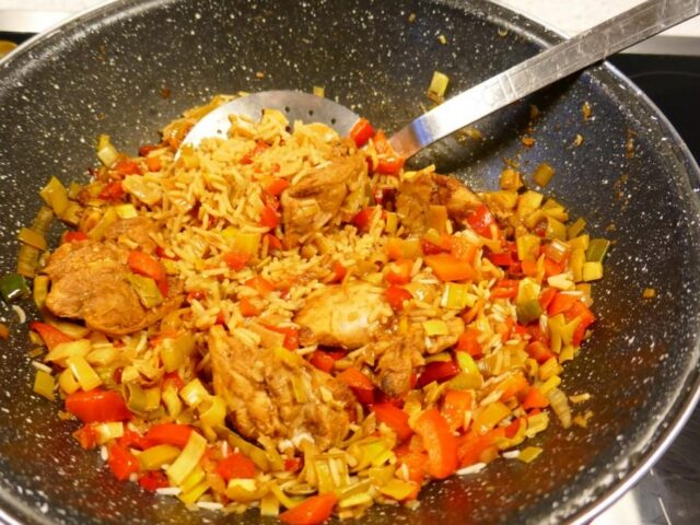 Indisch eenpansgerecht met kip en groente