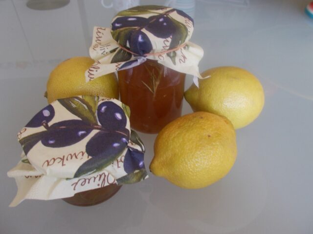 Marmelade van inglegde (ingemaakte) citroenen met rozemarijn