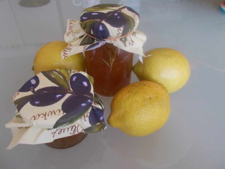 Marmelade van inglegde (ingemaakte) citroenen met rozemarijn