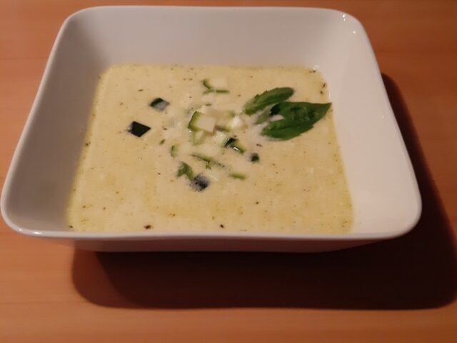 Parmezaanse kaassoep met courgetteblokjes