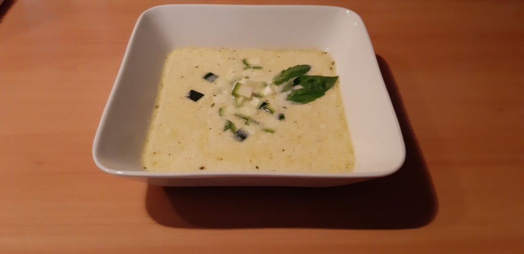 Parmezaanse kaassoep met courgetteblokjes