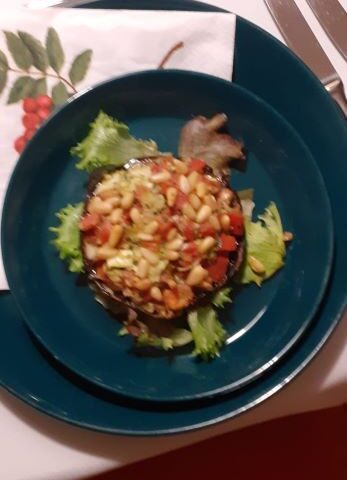 Portobello gevuld met mozarella, tomaat, pesto en pijnboompitten
