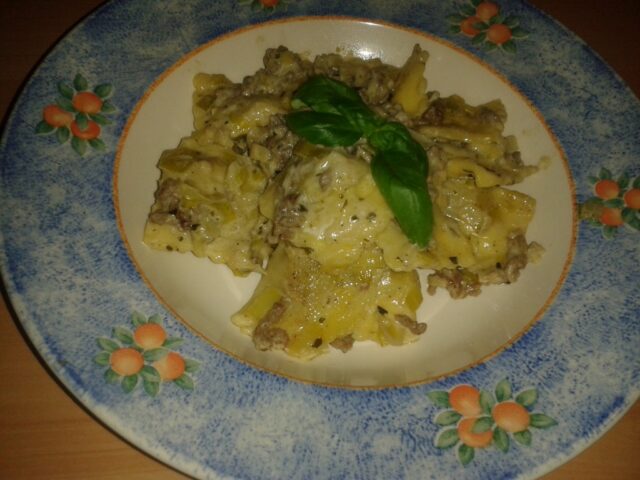 Ravioli in romige prei-gehakt-pesto-saus