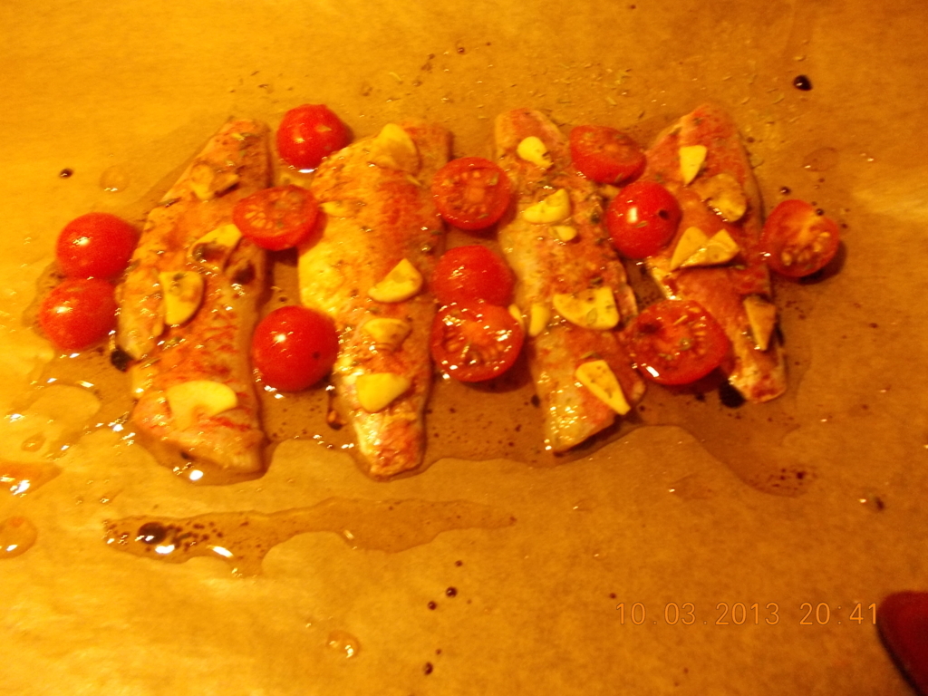 Rode mulfilet met tomaten, knoflook en balsamico uit de oven
