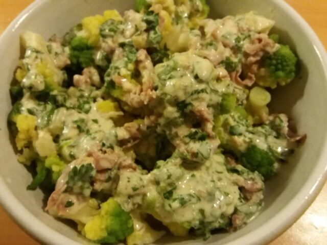 Romanesco met een saus van Serranoham en knoflookkruidenroomkaas