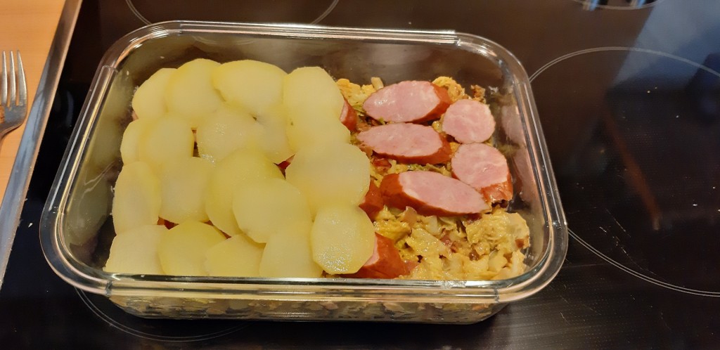 Romige groene koolschotel met spek , appel en worst