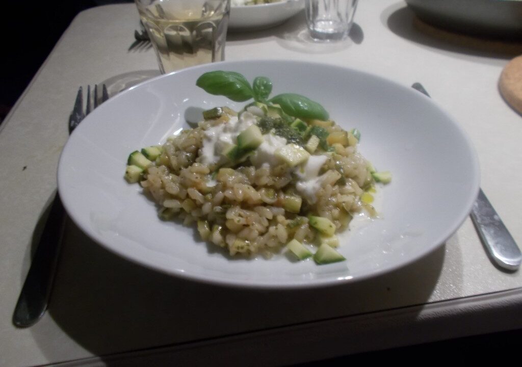 Romige risotto met courgette, basilicumpesto en burrata