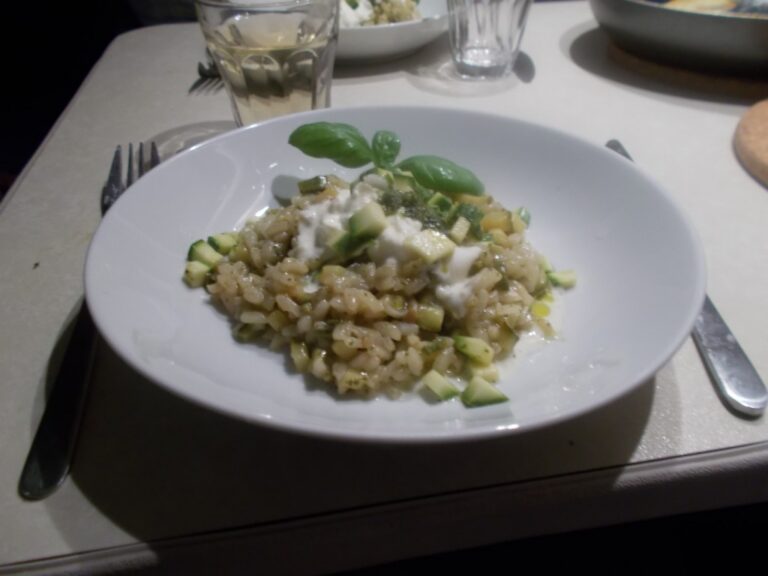 Romige risotto met courgette, basilicumpesto en burrata