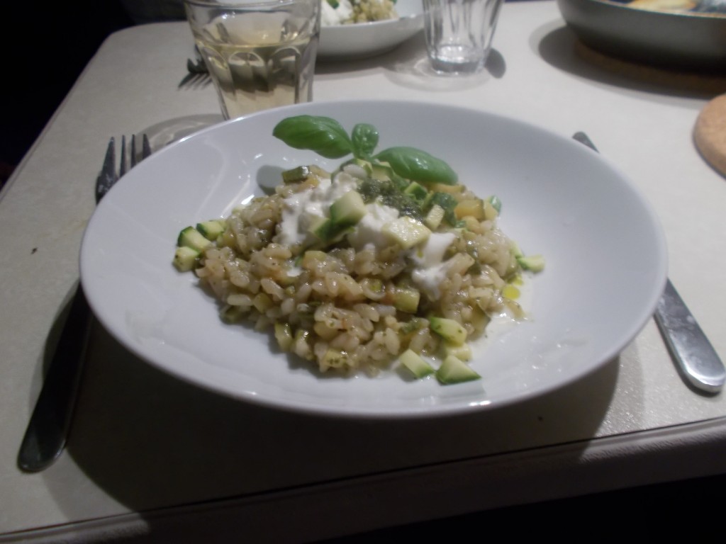 Romige risotto met courgette, basilicumpesto en burrata