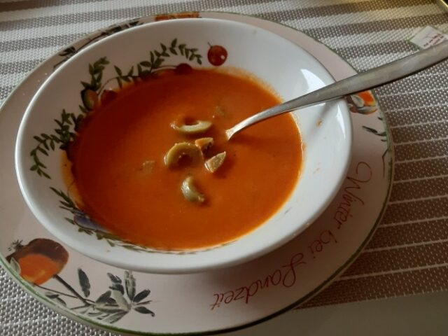 Romige tomatensoep met geitenkaas en olijven