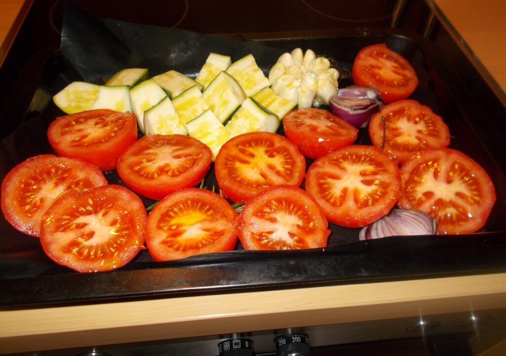 Soep van geroosterde tomaten, courgette en knoflook
