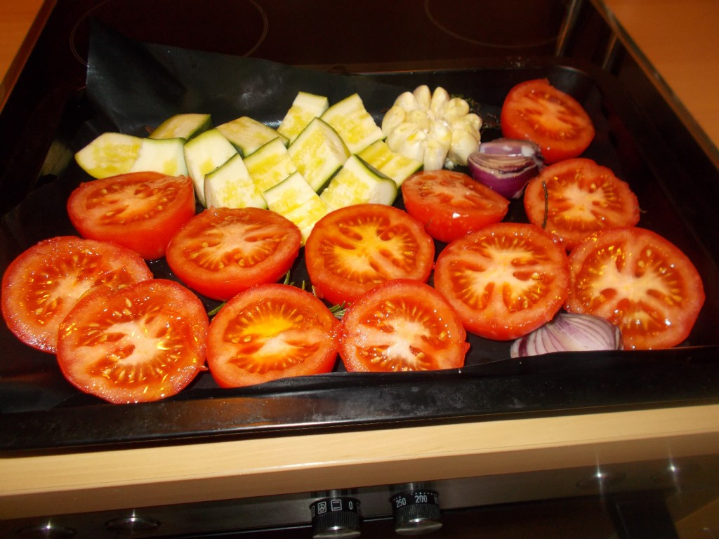 Soep van geroosterde tomaten, courgette en knoflook