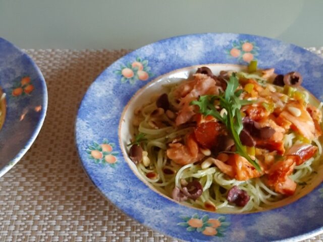 Spaghetti met warmgerookte zalm en rucolapesto