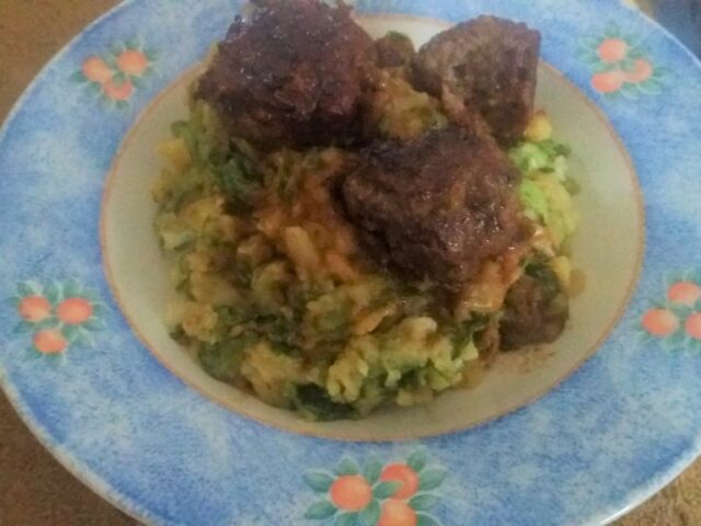 Stamppot rauwe andijvie met ketjapballetjes