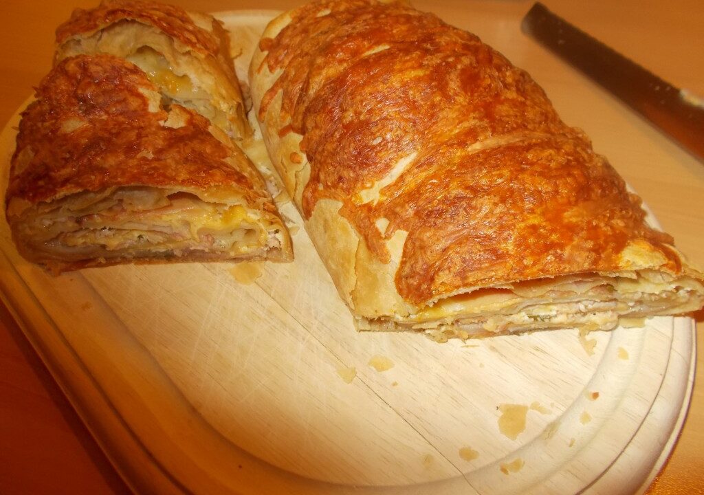 Strudel gevuld met ham, kaas en roomkaas