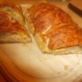 Strudel gevuld met ham, kaas en roomkaas