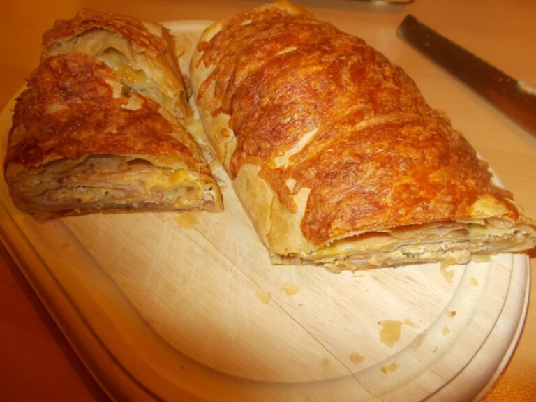 Strudel gevuld met ham, kaas en roomkaas