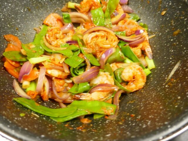 Thaise roerbak met rode curry en grote garnalen