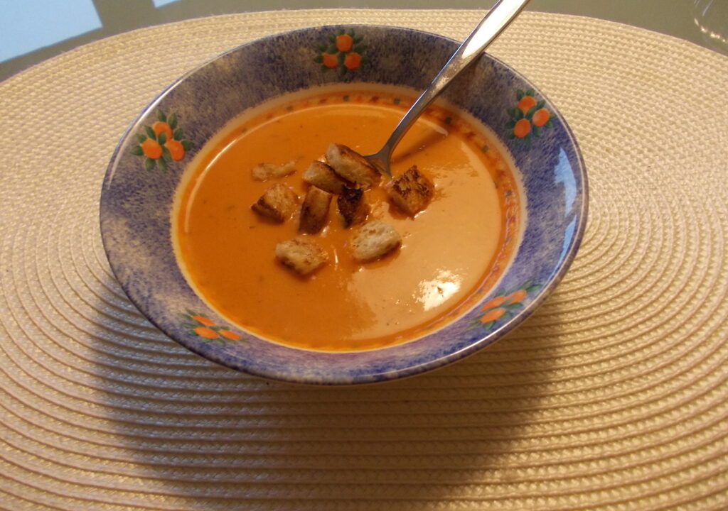 Tomatencrèmesoep met appel en roomkaas