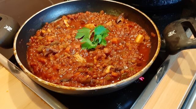 Vegetarische goulash van paddenstoelen en linzen