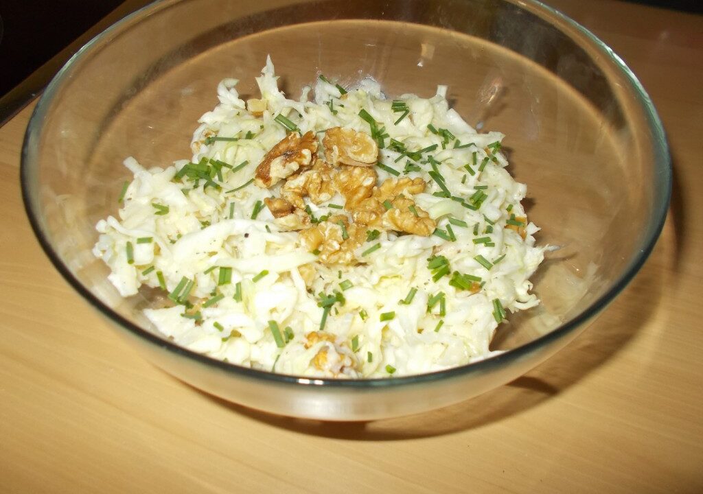 Wittekoolsalade met appel, walnoten en zure room