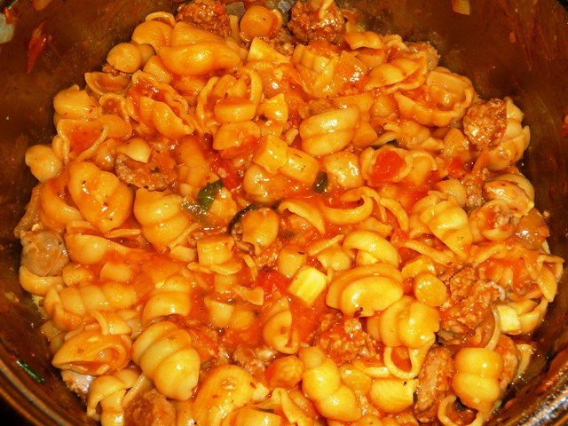 Pasta met asperges en tomatensaus