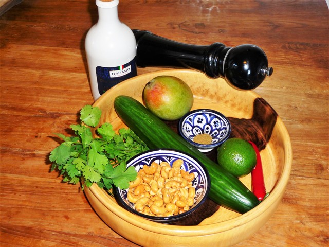 Mexicaanse komkommersalade met mango en rode peper