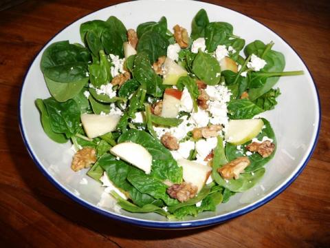 Spinaziesalade met appel, feta en walnoten
