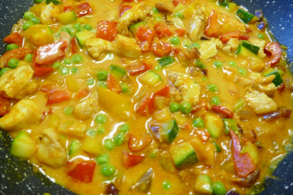 Kleurrijke Curry met kip en groentjes.