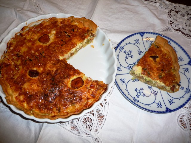 Hartige taart met cantharellen, prei en kip