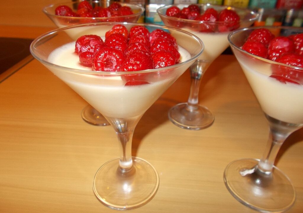 Advocaatmousse met in likeur gemarineerde frambozen