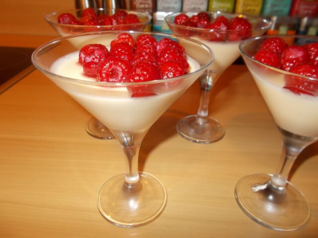 Advocaatmousse met in likeur gemarineerde frambozen