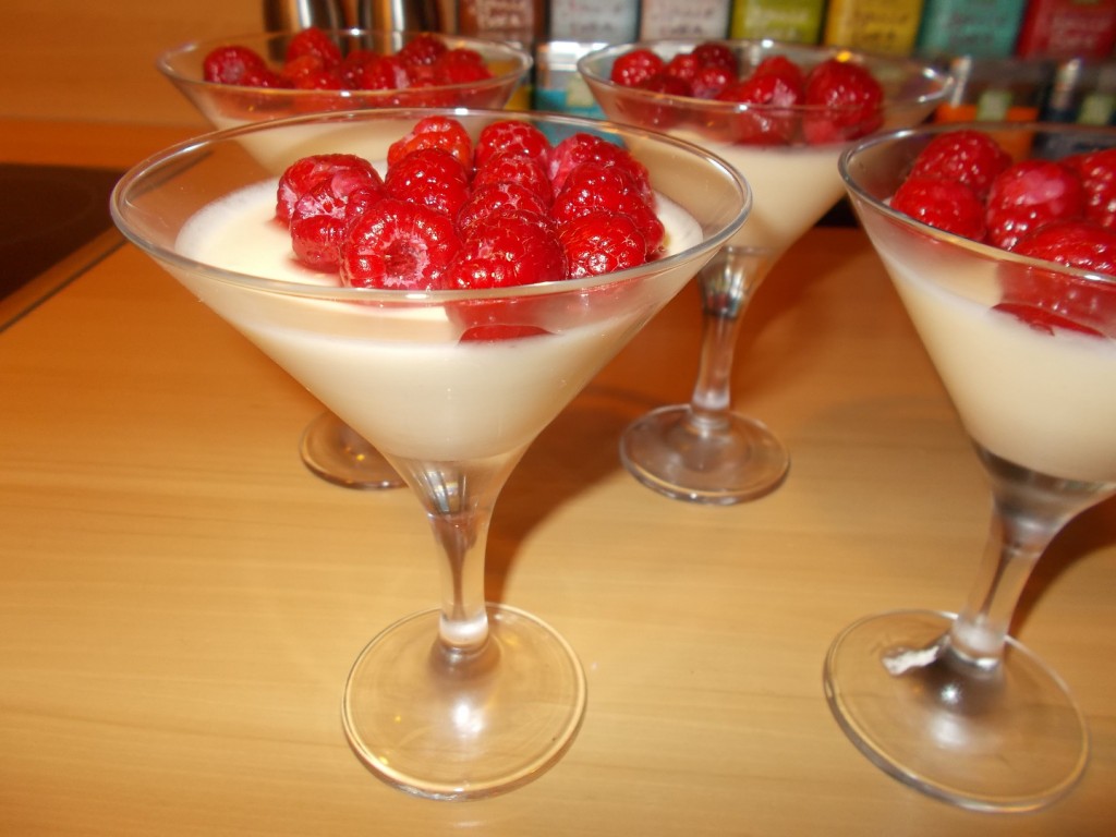 Advocaatmousse met in likeur gemarineerde frambozen