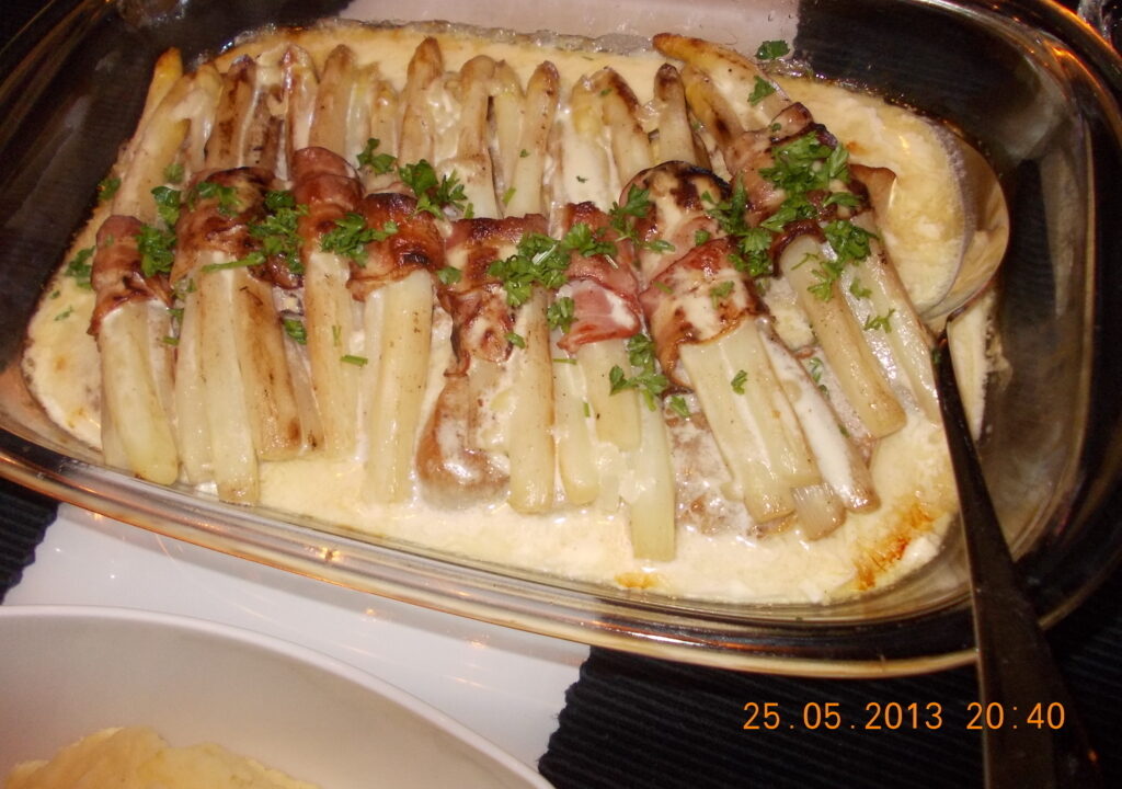 Asperge-baconrolletjes op varkenshaasmedaillons met wittewijn-saus