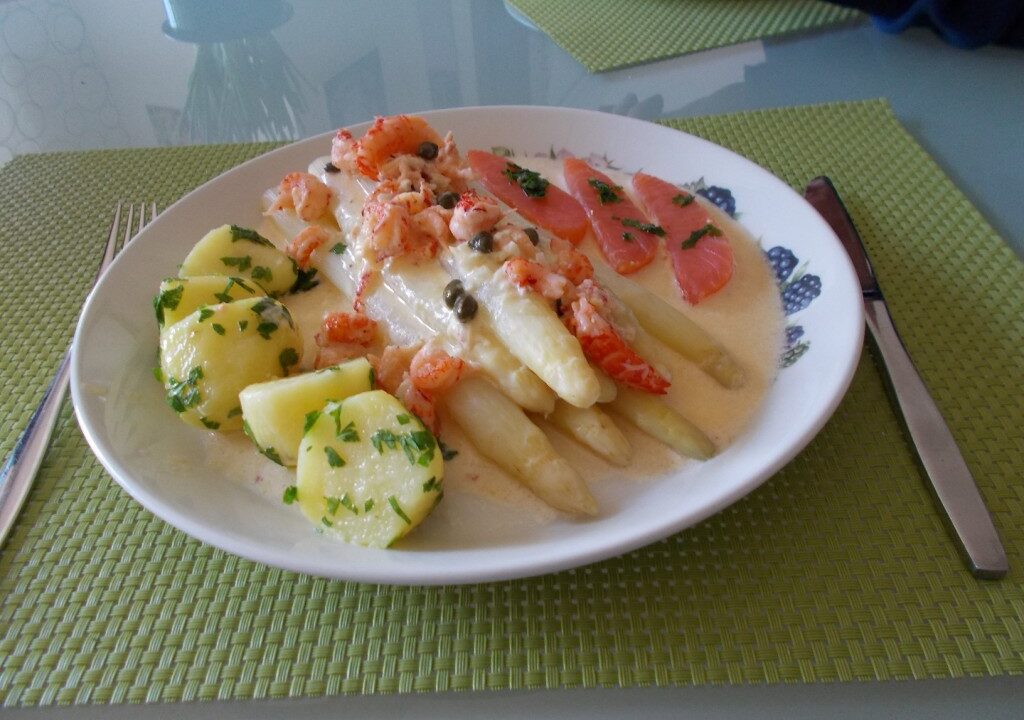 Asperges met gerookte zalm en rivierkreeftjes