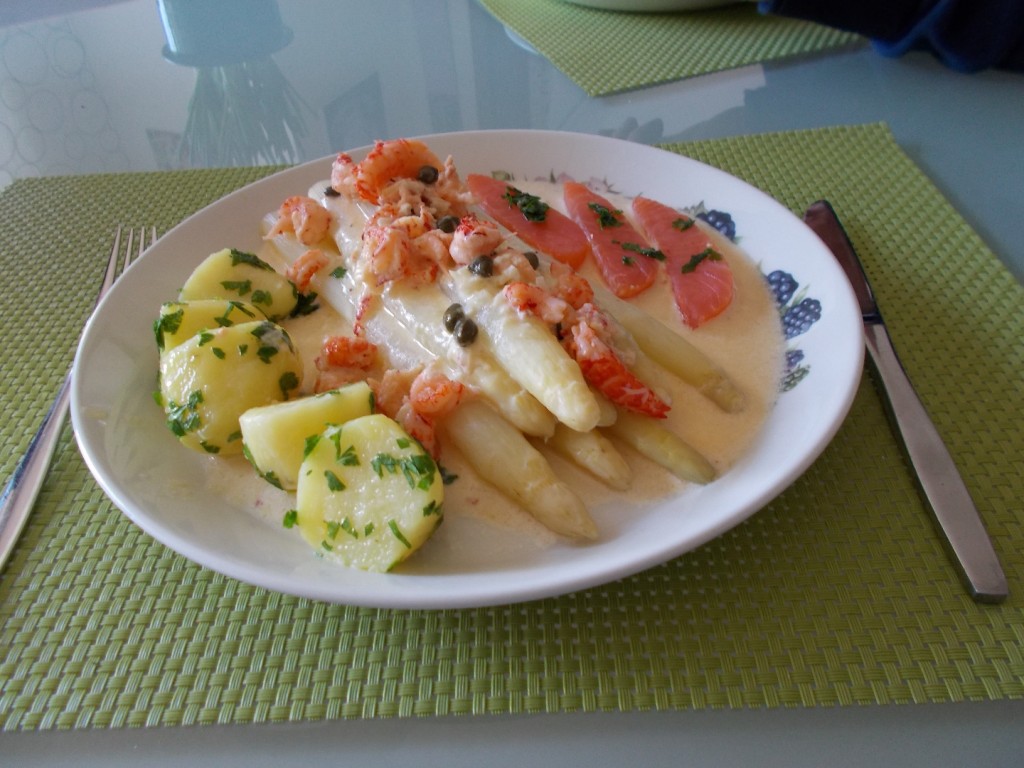 Asperges met gerookte zalm en rivierkreeftjes