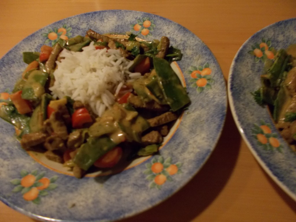 Aziatische runderreepjes met peultjes en paprika in pindakokossaus