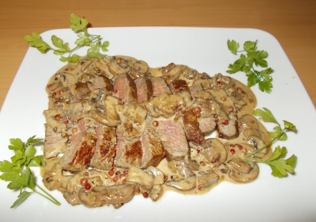 Biefstuk met champignon-roze peper-cognacsaus