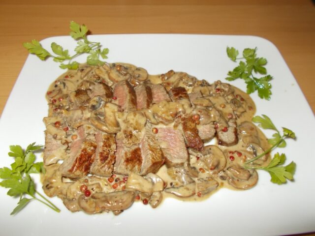 Biefstuk met champignon-roze peper-cognacsaus