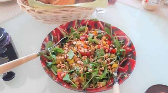 Courgettesalade met tomaatjes, paprika, rucola en pijnboompitten