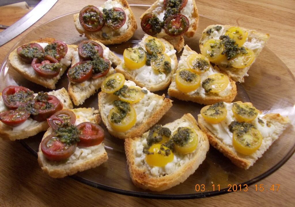 Crostini zachte geitenkaas, kerstomaatjes en pesto