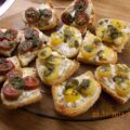 Crostini zachte geitenkaas, kerstomaatjes en pesto
