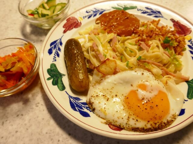 Eenvoudige bami met pindasaus en een eitje