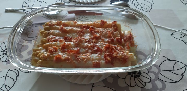 Gegratineerde asperges met beenham en Parmezaanse kaas