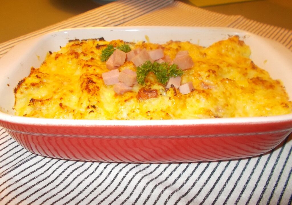 Gegratineerde stamppot bloemkool met hamblokjes en gebakken uitjes