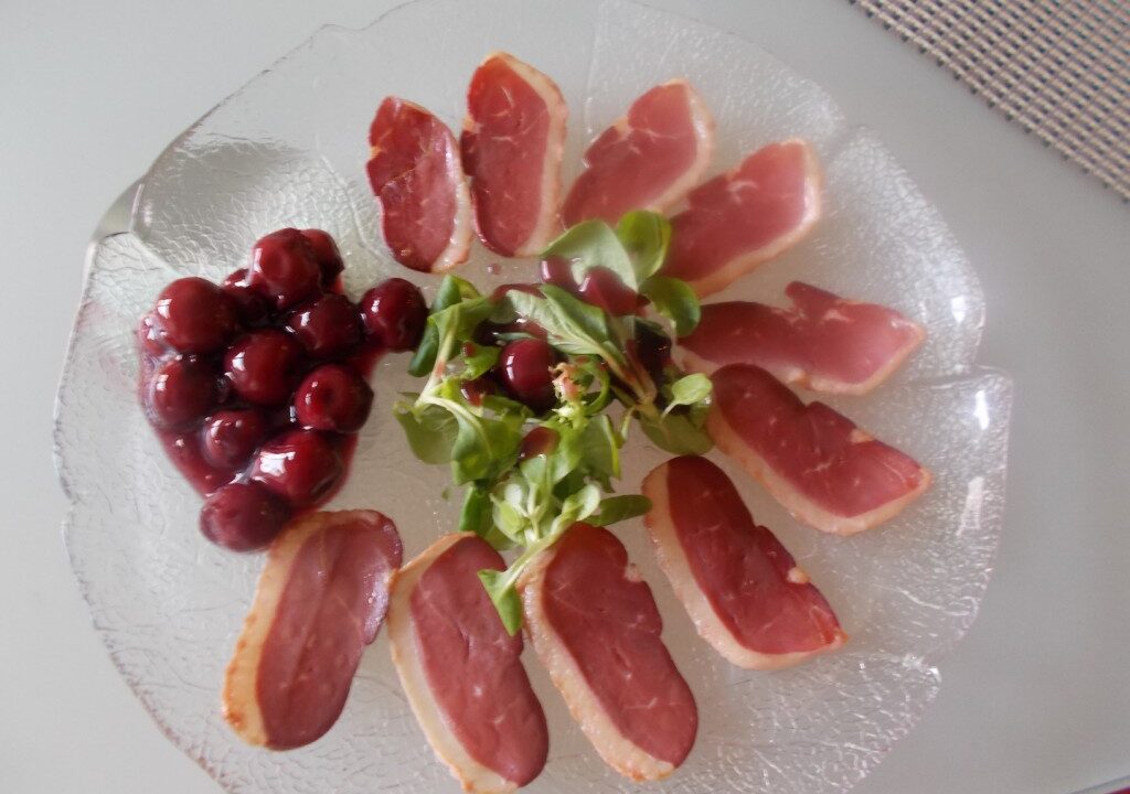 Gerookte eendenborst met kersensaus