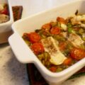 Gevarieerd groenteschoteltje met kabeljauw uit de oven