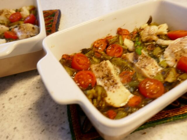 Gevarieerd groenteschoteltje met kabeljauw uit de oven