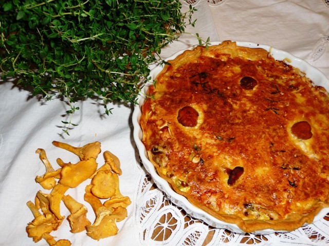 Hartige taart met cantharellen, prei en kip